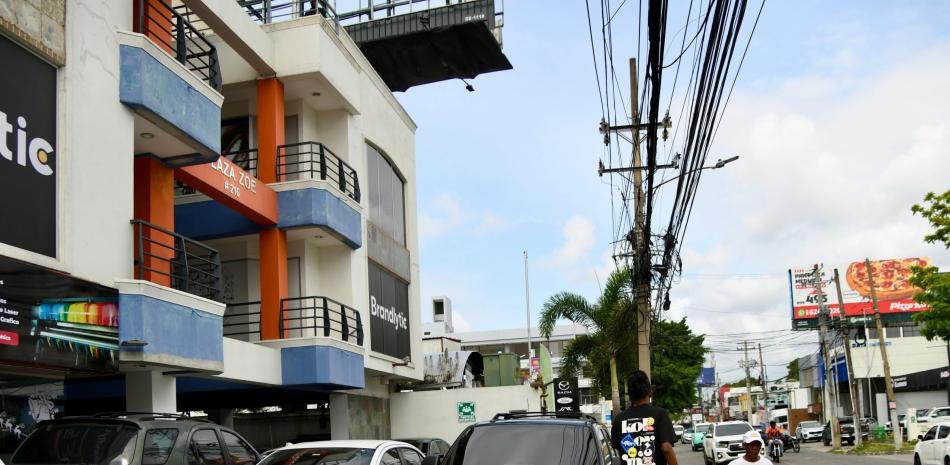 Aceras invadidas por dealers evidencian debilidad en el control del espacio público en el Distrito Nacional