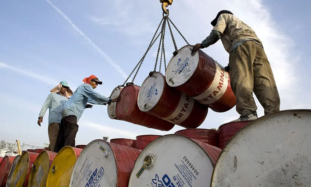 El WTI cede, pero Ormuz sigue tensionando al mercado energético