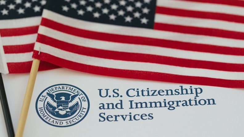 Trump intensifica la retirada de ciudadanías a 17 naturalizados y vuelve a poner bajo lupa los controles migratorios