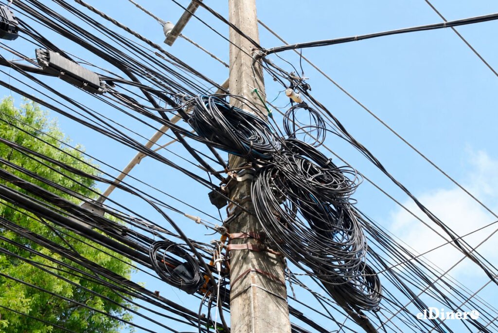 Soterrar cables en Santo Domingo choca con límites urbanos y de planificación