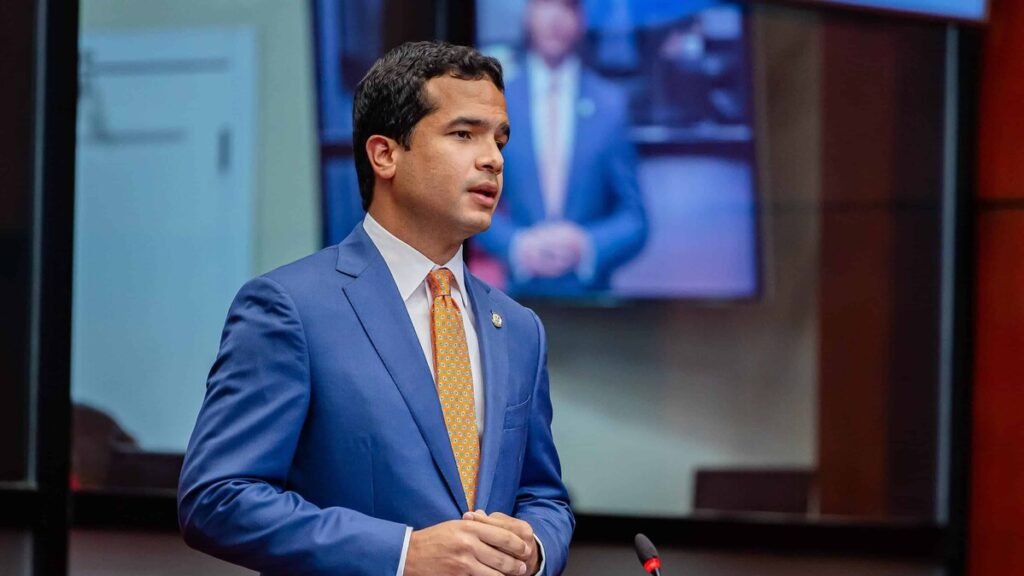 Omar Fernández refuerza una imagen de prudencia y disciplina en medio del desgaste político