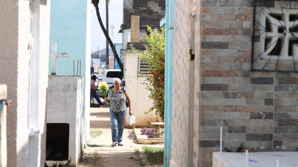 Día de las Madres entre tumbas: familias convierten el recuerdo en reclamo de atención a lo esencial