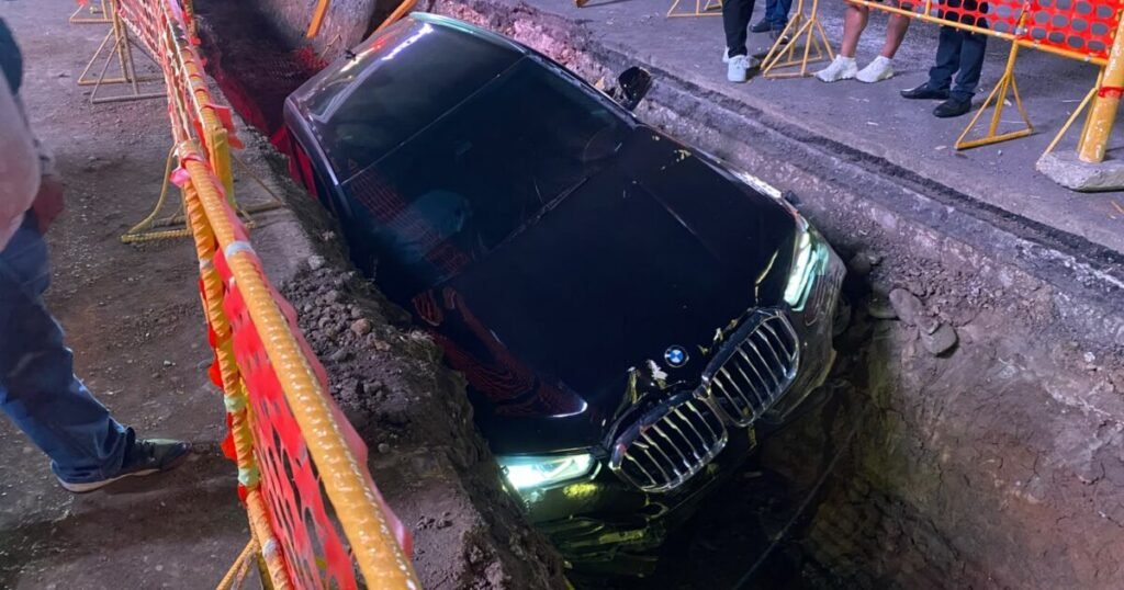 Jeepeta cae en excavación de obra pluvial frente a Ágora Santiago Center y vuelve a poner atención sobre riesgos en la vía