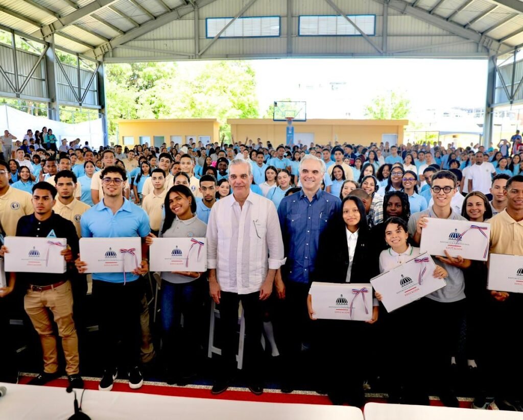Abinader resalta inglés y tecnología ante estudiantes y vuelve a defender su gestión educativa