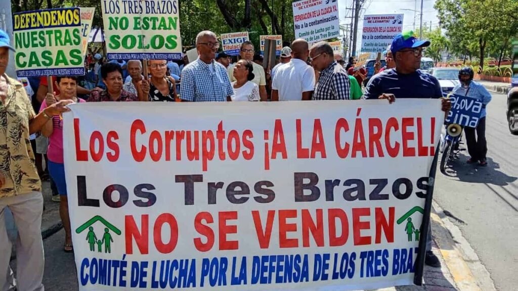 Vecinos de Los Tres Brazos marchan por títulos, apagones y obras inconclusas