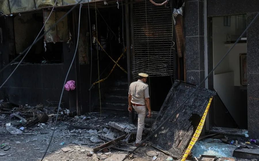 Incendio en hotel de Nueva Delhi deja 21 muertos y expone retraso en la alerta de emergencia