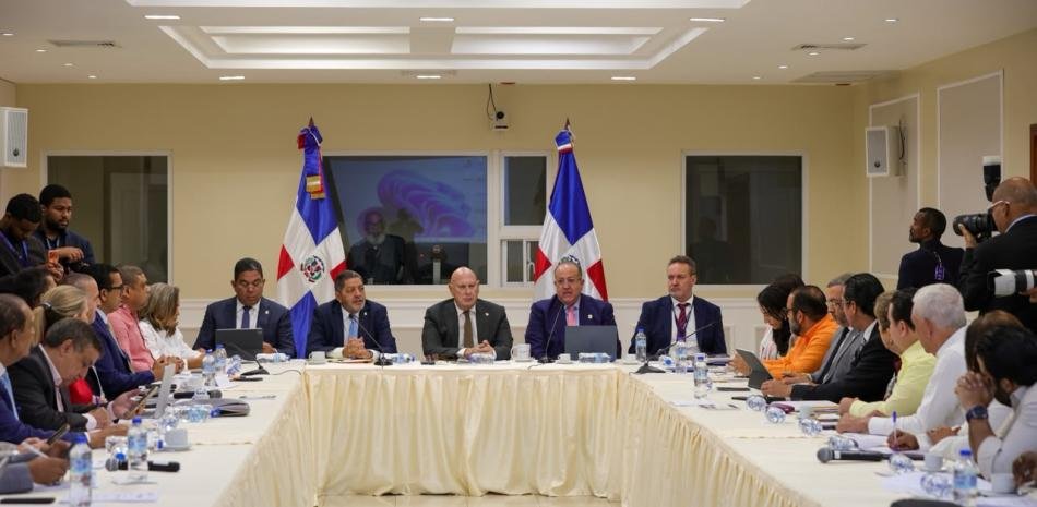 Oficialistas aceleran dictamen sobre alza de impuestos tras oír solo al Gobierno y a la AIRD