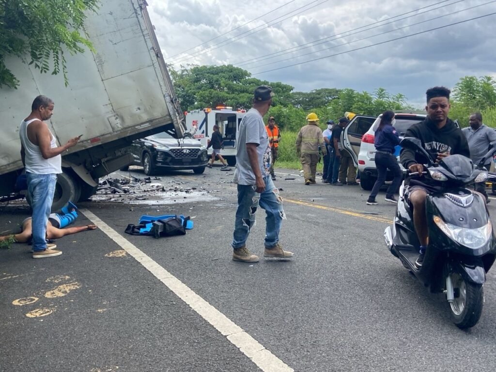 Tres personas resultan heridas en choque entre un camión y una yipeta en la carretera El Seibo-Hato Mayor