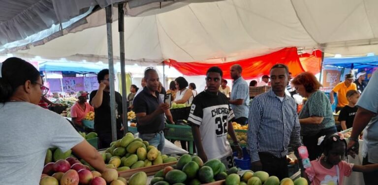 Ministro destaca montaje de la Feria del Mango y reafirma respaldo oficial al sector