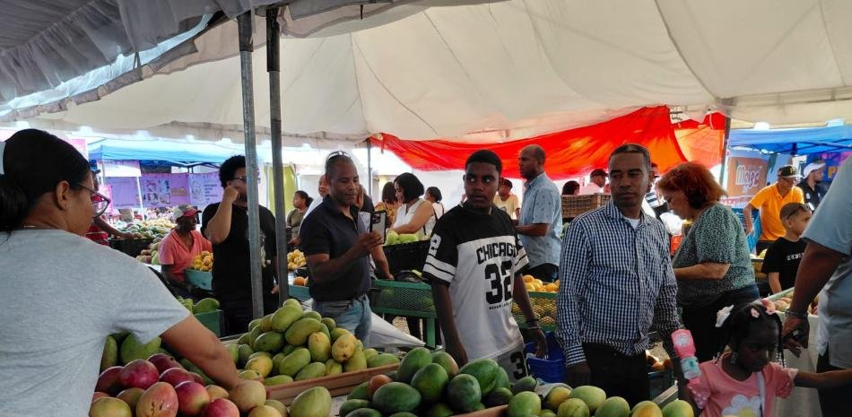 Ministro destaca montaje de la Feria del Mango y reafirma respaldo oficial al sector