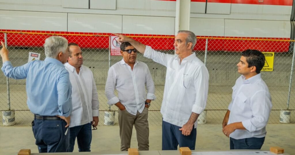 Abinader inspecciona un Monorriel aún con retrasos tras más de cuatro años de obras en Santiago