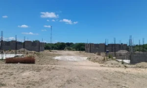 Anuncio de inauguración de presa choca con atraso de viviendas para desplazados en Santiago Rodríguez