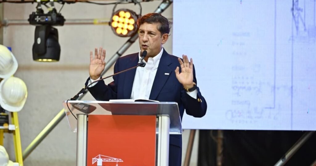 Estrella pone el foco en el agua y la movilidad como grandes retos de Santiago