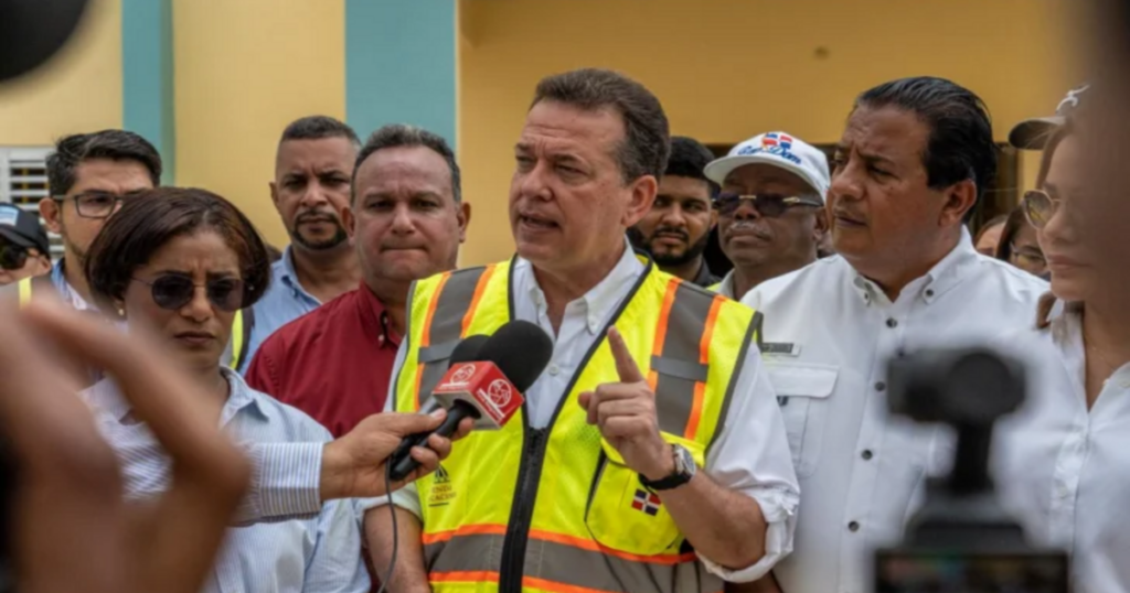 Abinader recibe informe de obras en Santiago por más de RD 4,400 millones con vivienda y seguridad como ejes