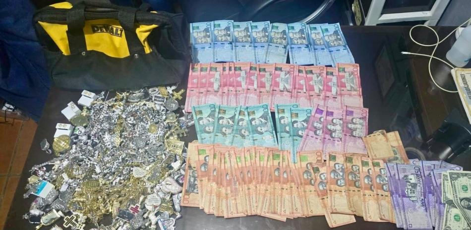 Cuatro detenidos tras asalto a una joyería en Santiago y hallazgo de dinero, joyas y un arma