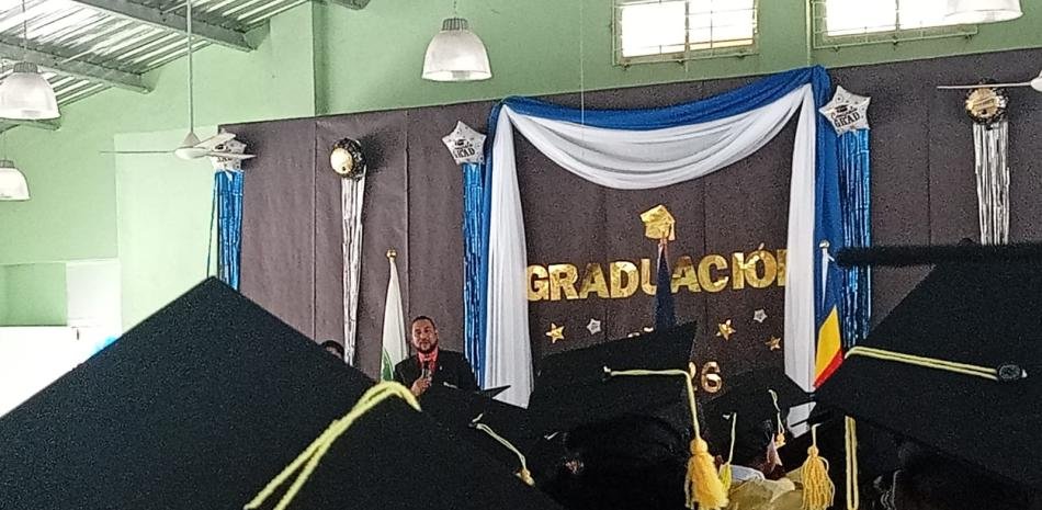 Tzu Chi gradúa a 65 alumnos en Villa Hermosa y afloran, otra vez, las ayudas que sostienen la escuela