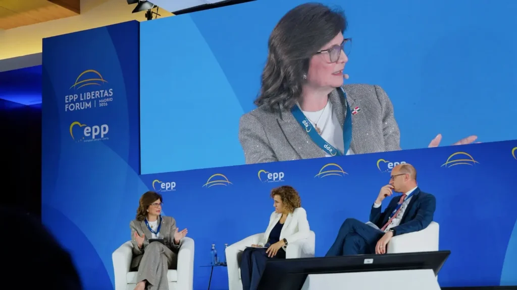 Peña advierte en Madrid que la corrupción erosiona la democracia y exige resultados al Gobierno