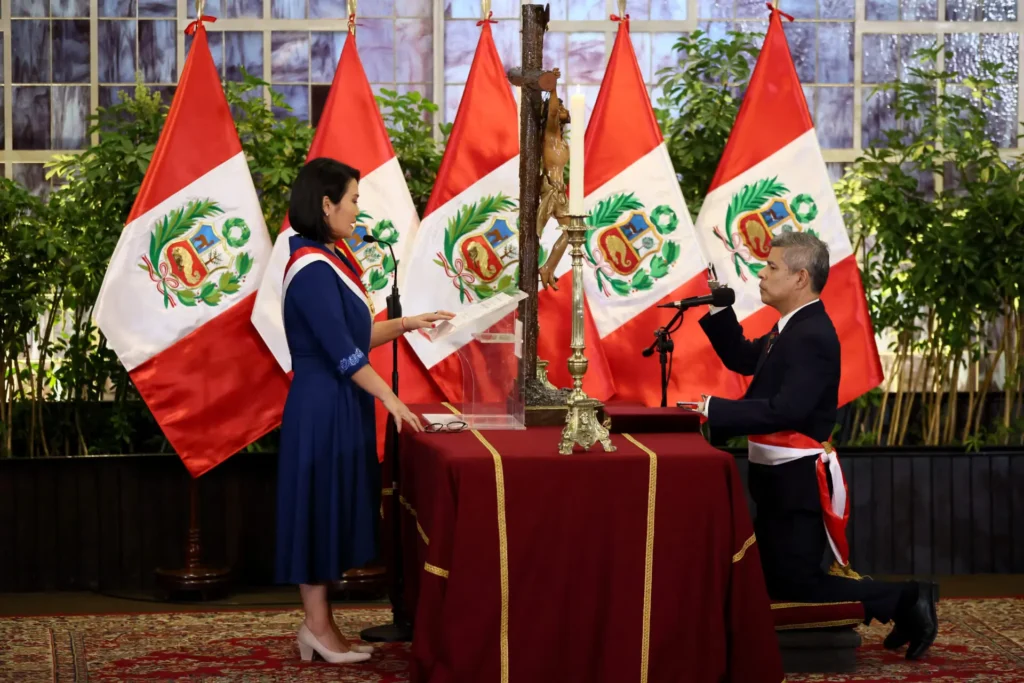 Fujimori toma el poder en Perú con promesas de seguridad y aumento salarial