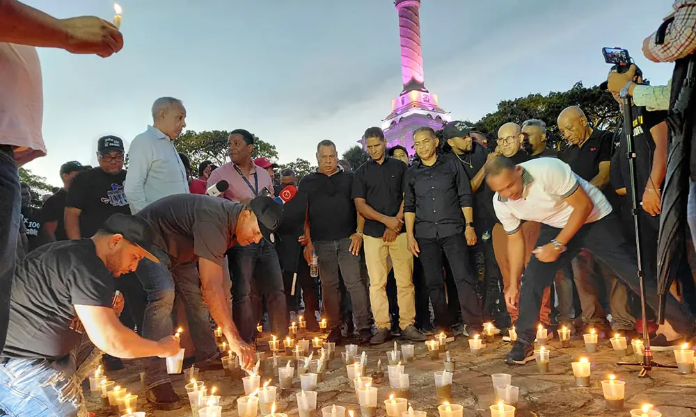 Choferes de Santiago denuncian exclusión y alza del pasaje en vigilia de la CNTT