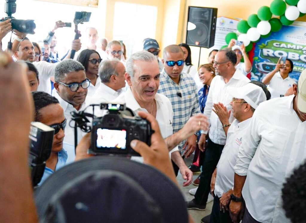 Abinader encabeza en Samaná una jornada social y reaviva el debate sobre resultados concretos