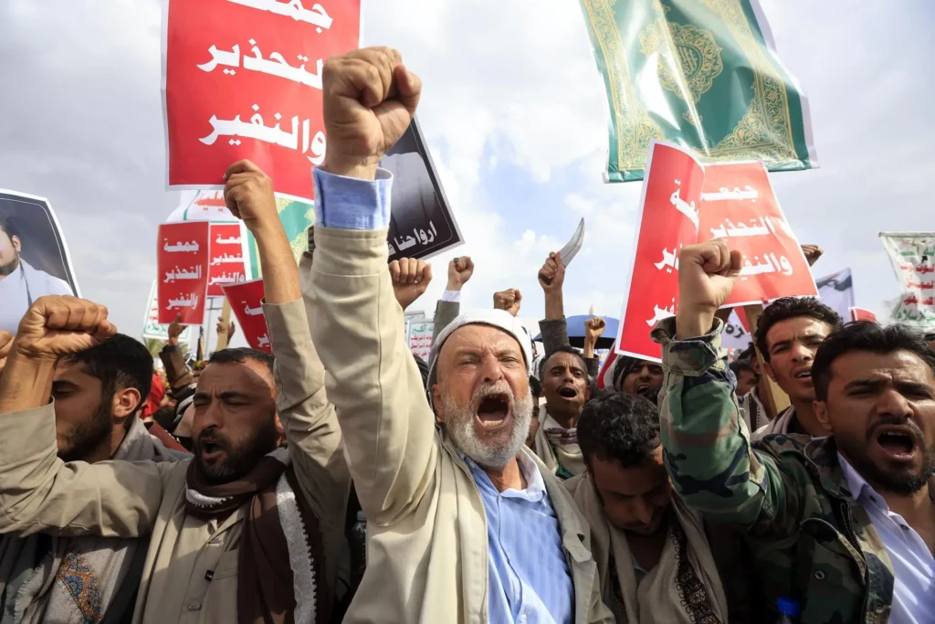 Miles de hutíes exhiben fuerza en Saná y elevan la presión sobre Arabia Saudí