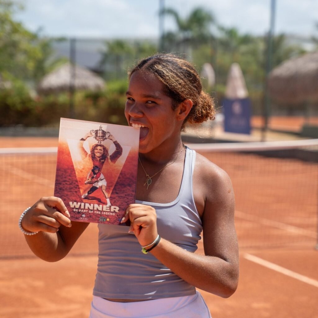 Julianny De La Cruz conquista la Copa Mango J100 en Punta Cana y expone el contraste entre la cancha y el respaldo oficial