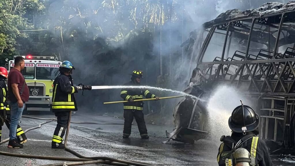 Nueve heridos tras incendiarse un autobús de Caribe Tours en la carretera La Vega-Jarabacoa
