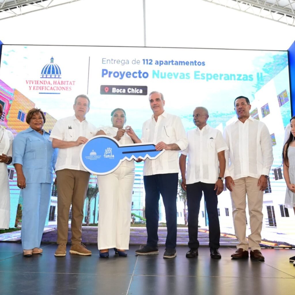 Banreservas respalda 60 viviendas en Boca Chica y el Gobierno exhibe la primera entrega de 112 unidades