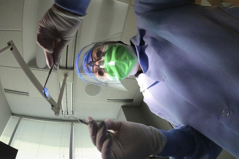 Falso odontólogo en La Vega deja a una paciente con lesiones permanentes tras una extracción fallida