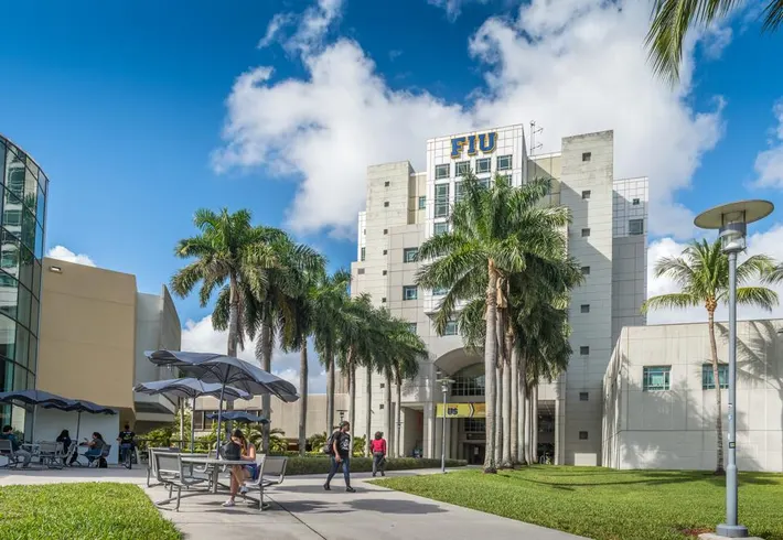 Florida prohíbe la matrícula de indocumentados en sus colegios estatales