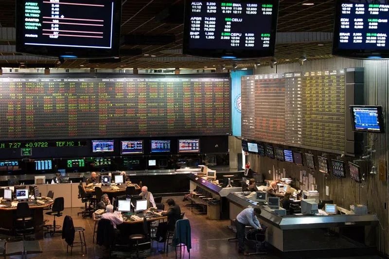 Sube la Bolsa de Buenos Aires, pero el mercado cambiario mantiene señales de presión