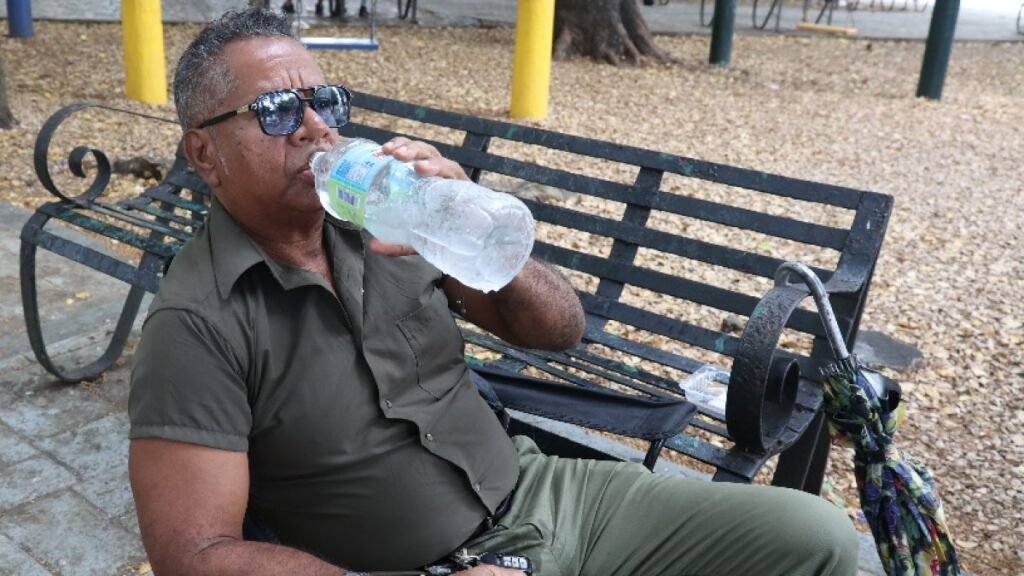 El calor vacía las casas y llena los parques de Santo Domingo