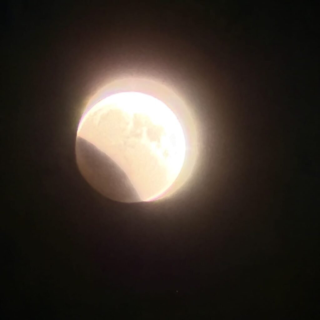 Mientras el país observaba el eclipse lunar, el foco volvió a ponerse en lo visible: hechos medibles frente al discurso