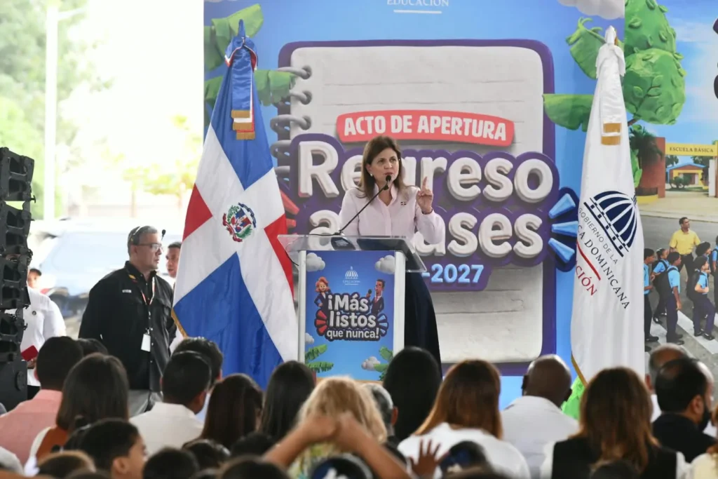 Peña inicia el año escolar en Santiago entre quejas por escuelas sin docencia y un levantamiento anunciado