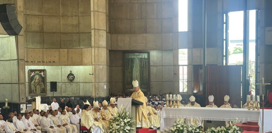 Abinader asiste a la toma de posesión del nuevo obispo de La Vega y vuelve el debate sobre su presencia en actos solemnes