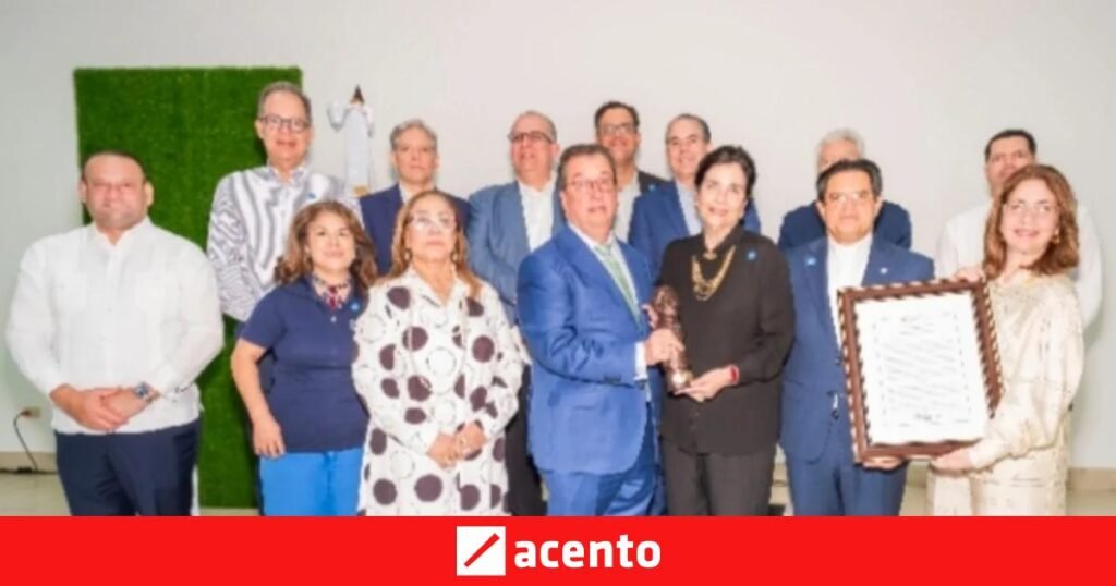 Centro León recibe el Premio Bonó y vuelve al centro la discusión sobre el desarrollo en Santiago