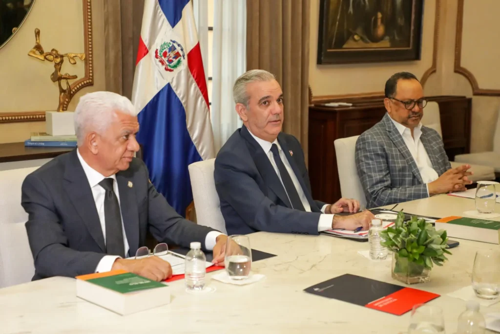 Luis Henry se aparta de la repostulación en la Suprema y abre otra prueba institucional para Abinader