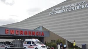 Sigue delicado el hombre herido tras un accidente en Santo Domingo Este, mientras persiste la versión policial