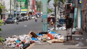 Basura y aguas estancadas exponen el desgaste de la gestión en el Distrito Nacional