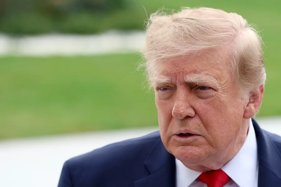 Trump da marcha atrás a las reglas de combustible y promete acabar con el impulso a los eléctricos