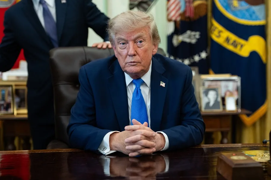 Trump lanza una encuesta para renombrar la IA mientras mantiene su choque con la prensa