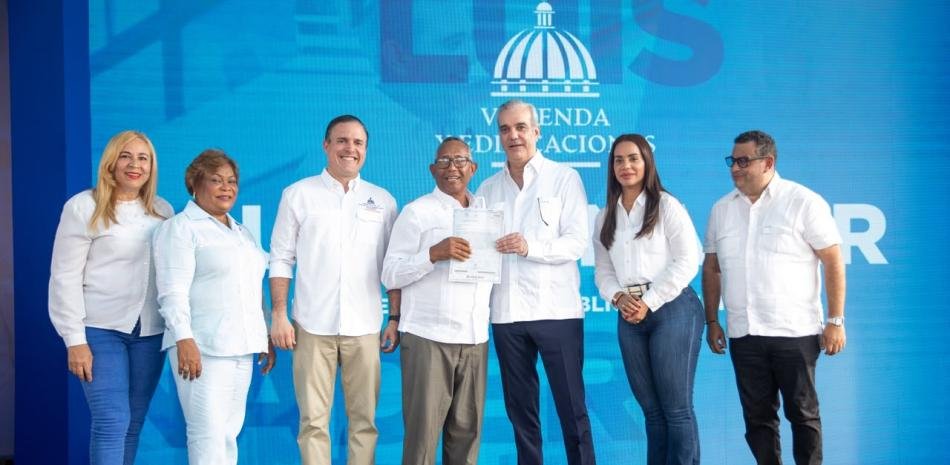 Abinader reparte 422 títulos en Santo Domingo Norte y pone sobre la mesa la deuda de regularización