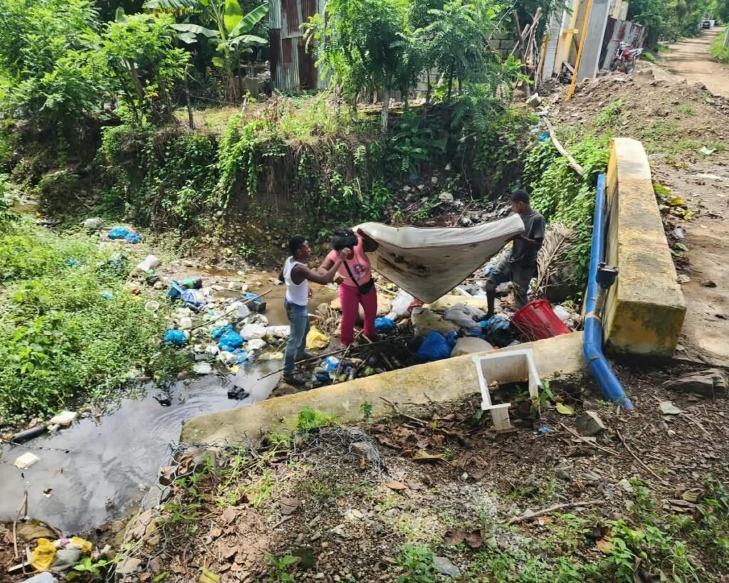 Medio Ambiente interviene en La Jagua tras denuncia por basura arrojada al canal