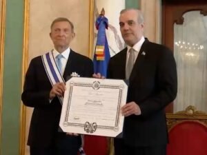 Abinader condecora a Roberto Álvarez y vuelve a centrar la agenda oficial en reconocimientos desde el Palacio