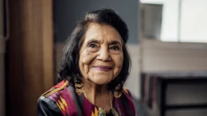 Muere Dolores Huerta a los 96 años y reaparece la deuda de verdad detrás de un símbolo histórico