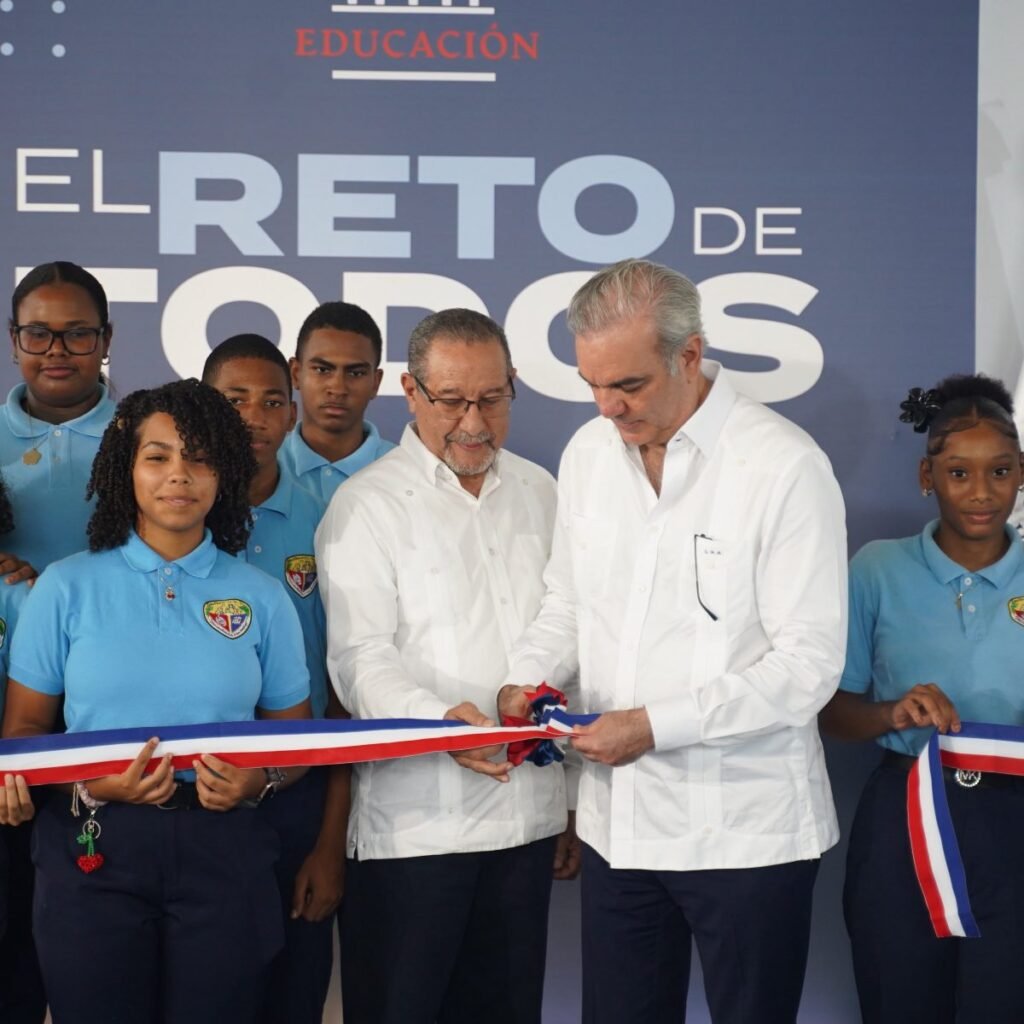 Abinader entrega techado en Sabana Perdida tras una obra que, según estudiantes, llevaba mucho tiempo en construcción