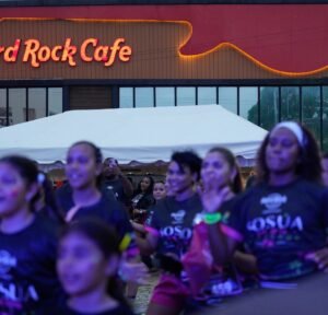 Neon Party Run llena de público Sosúa y deja abierto el debate sobre prioridades municipales