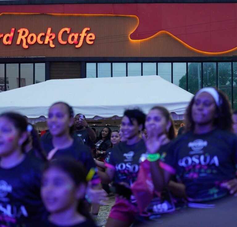 Neon Party Run llena de público Sosúa y deja abierto el debate sobre prioridades municipales