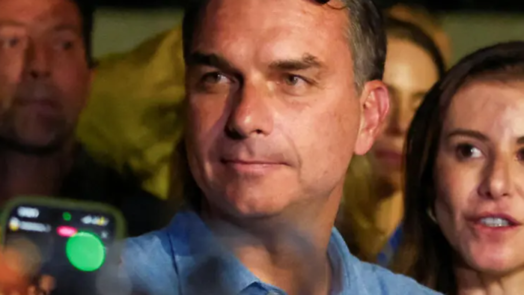 Flávio Bolsonaro prepara su cierre de campaña en Brasil con la mira puesta en los indecisos y el pulso con Lula