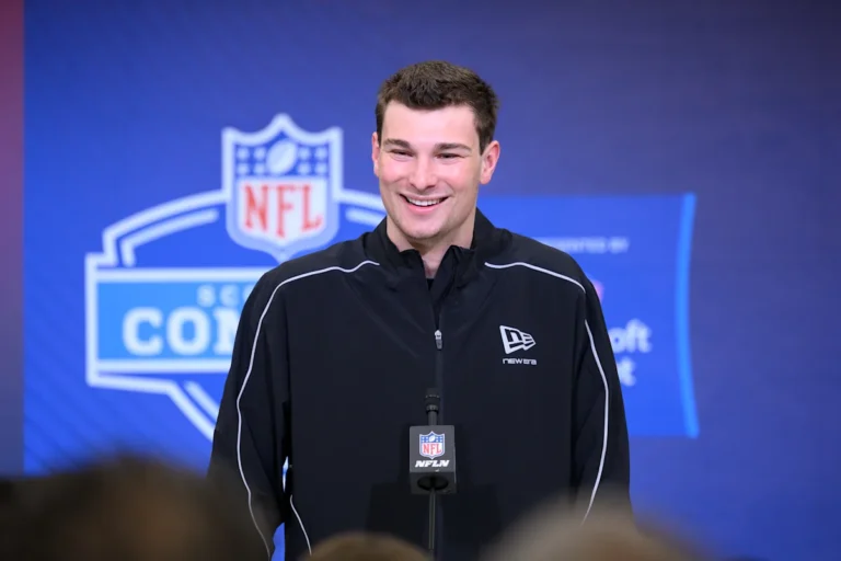Fernando Mendoza y el desafío de representar a la afición latina en unos Raiders sin resultados